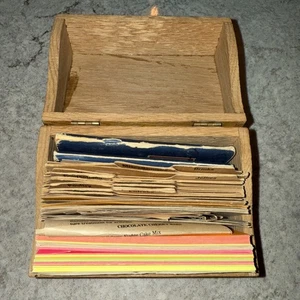 Caja de recetas articulada con dedos de roble MCM de colección con recetas incluidas áreas de desgaste - Imagen 1 de 19
