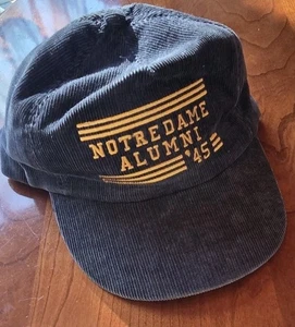 Sombrero cuadrado de pana de la Universidad de Notre Dame a presión hecho en EE. UU. Clase de 1945 - Imagen 1 de 8