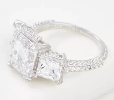 Anillo Judith Ripka Triple Piedra Diamonique Revestido de Oro o Plata de Ley 6, 7, 8 Foto 1 de 2