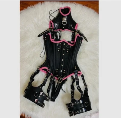 Corsé de cuero real sobre busto con cinturones de cuello y muslo - busto gótico deshuesado de acero Foto 1 de 3