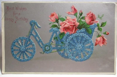 1909 POSTAL MEJORES DESEOS FELIZ CUMPLEAÑOS, CARRO BICICLETA DE NO OLVIDARME Y ROSAS Foto 1 de 2