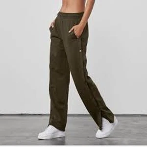 ALO YOGA Courtside Tearaway Snap Hose Olivgrün L - Bild 1 von 6