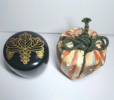 Carrito de té japonés de laca de Keigaku Tada con bolsa de seda y caja Natsume Foto 1 de 4