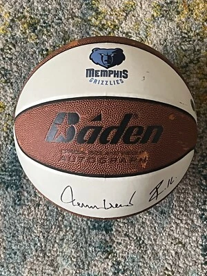 Baloncesto Beckett autografiado por Pau Gasol & Jerry West 2004-05 Memphis Grizzlies Foto 1 de 4