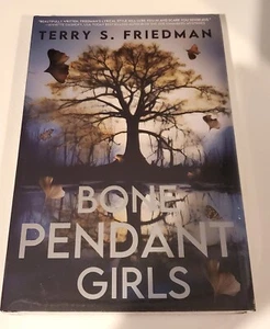 Terry S Friedman Bone Pendant Girls Hardcover Signed Sprayed Edges New - Imagen 1 de 5
