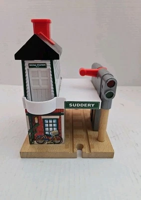 Thomas & Friends Estación de tren de madera parada y saludo Luces de cocina RFID parlantes Foto 1 de 4