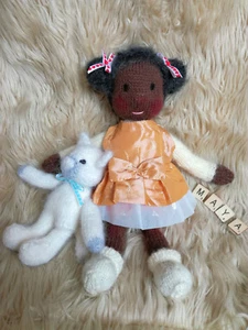 Strickwaldorfpuppe mit Kätzchen Katzenspielzeug - handgestrickt weich - neu maßgeschneidert - Bild 1 von 3