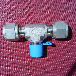 SSP Griplok® 3/8" Tube OD x 1/4 NPT Male BRANCH TEE Threaded Pipe SS-600-3TTM - Picture 1 of 4