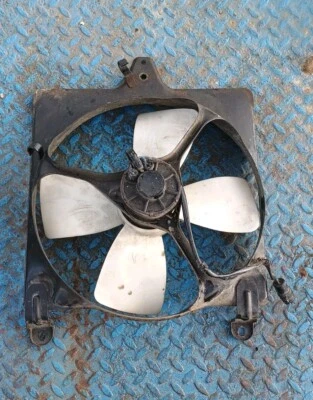 89-92 Geo Metro Convertible OEM Ventilador Radiador y Carcasa Usado Foto 1 de 4