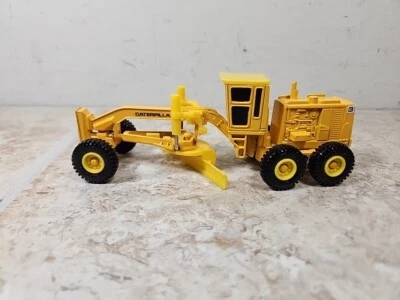  Vintage Ertl Mighty Movers Caterpillar Road Grader 6" Die-Cast Pre-owned  - Image 1 of 4