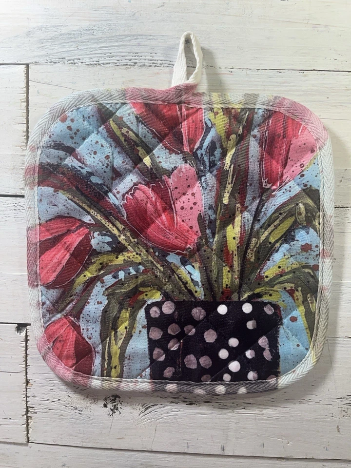 Tulipanes rosas en jarrón de lunares blanco y negro soporte prensado por Jenny Elkins Foto 1 de 4