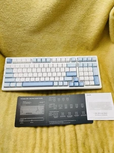 Teclado mecánico inalámbrico para juegos G98 PRO, conexión trimodo, intercambiable en caliente  - Imagen 1 de 13