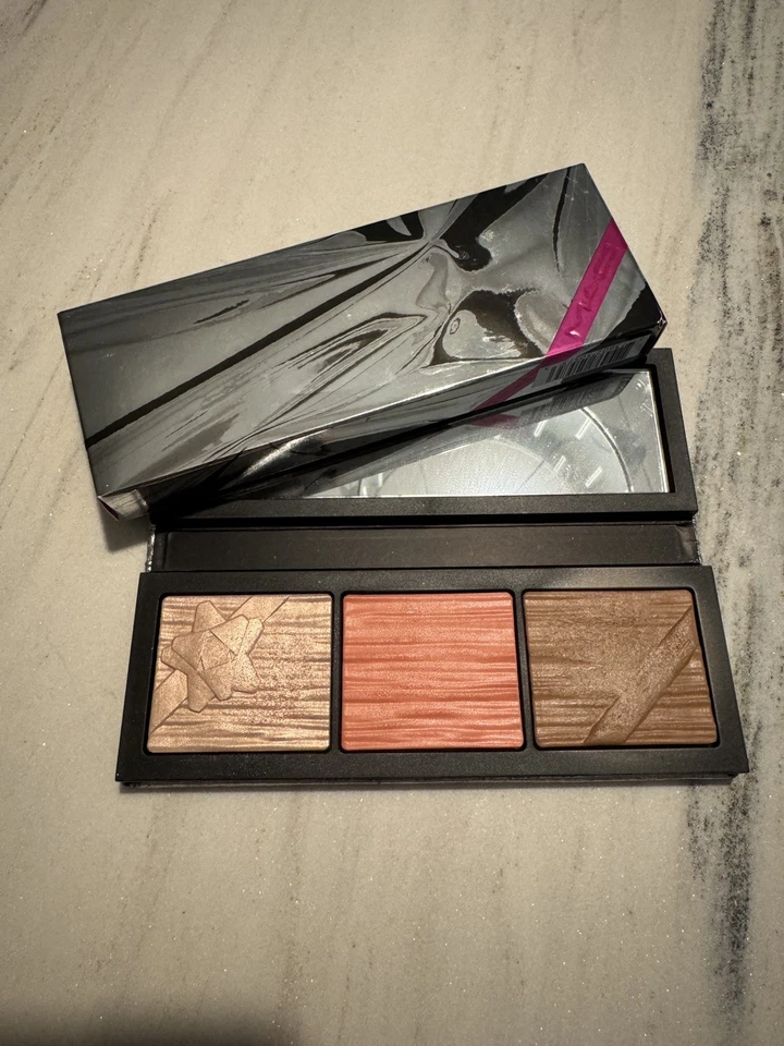 Mac Shiny Pretty Things Face Compact Fair, Blush, Highlighter und Bronzer  - Bild 1 von 3