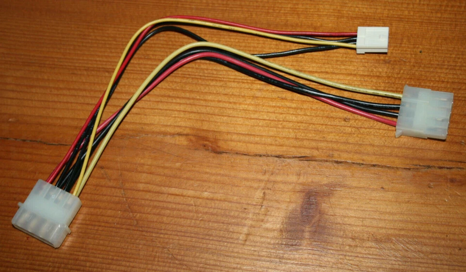 * Adapter 4-Pin Stecker 5 1/4 " auf 4-Pin Buchse 5 1/4 " und 3 1/2 " - Bild 1 von 1