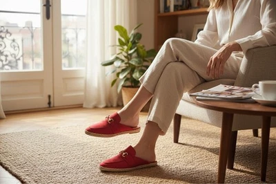 Mocasines de mula alpargata roja Andre Assous con detalle de hebilla dorada -8M Foto 1 de 4