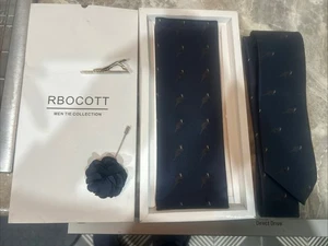 Nuovo con scatola collezione Robocott - set cravatta blu navy, spilla bavero e tasca quadrata per uomo - Foto 1 di 4