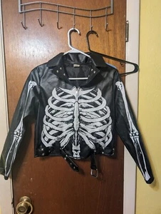 SPIRIT HALLOWEEN SCHWARZ SKELETT MOTORRAD JACKE SPIKES WEISSE KNOCHEN GR. SM - Bild 1 von 6