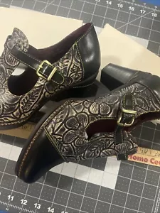 Décolleté L'Artiste Susana taglia 41 (US 9,5-10) cinturino a T in pelle nera floreale - nuove - Foto 1 di 9