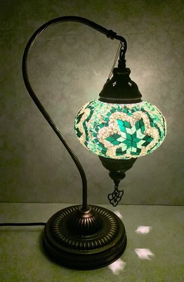 Abajur de mesa em mosaico turco pescoço de cisne base de latão ornamentada verde mosaico sombra de vidro - Imagem 1 de 4