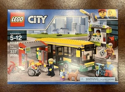 LEGO CITY: Estación de Autobuses (60154) Nuevo Raro Coche Retirado Quiosco Bicicleta Viaje Perro Foto 1 de 4