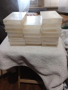 Lote 20 Estuche con cubierta plástico VHS almacenamiento de cinta de video recortado agrietado lechoso vacío - Imagen 1 de 23