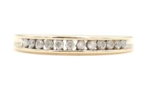 Anillo de alianza de boda de oro amarillo de 14 quilates delgado de 3 mm con diamantes redondos de 0,21 quilates con conjunto de canales - Imagen 1 de 17