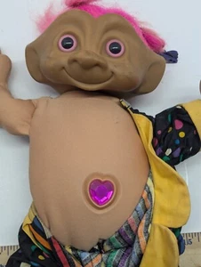 Troll del tesoro novità asso 1991 vintage (14") - capelli rosa e gemma pancia rosa - Foto 1 di 10