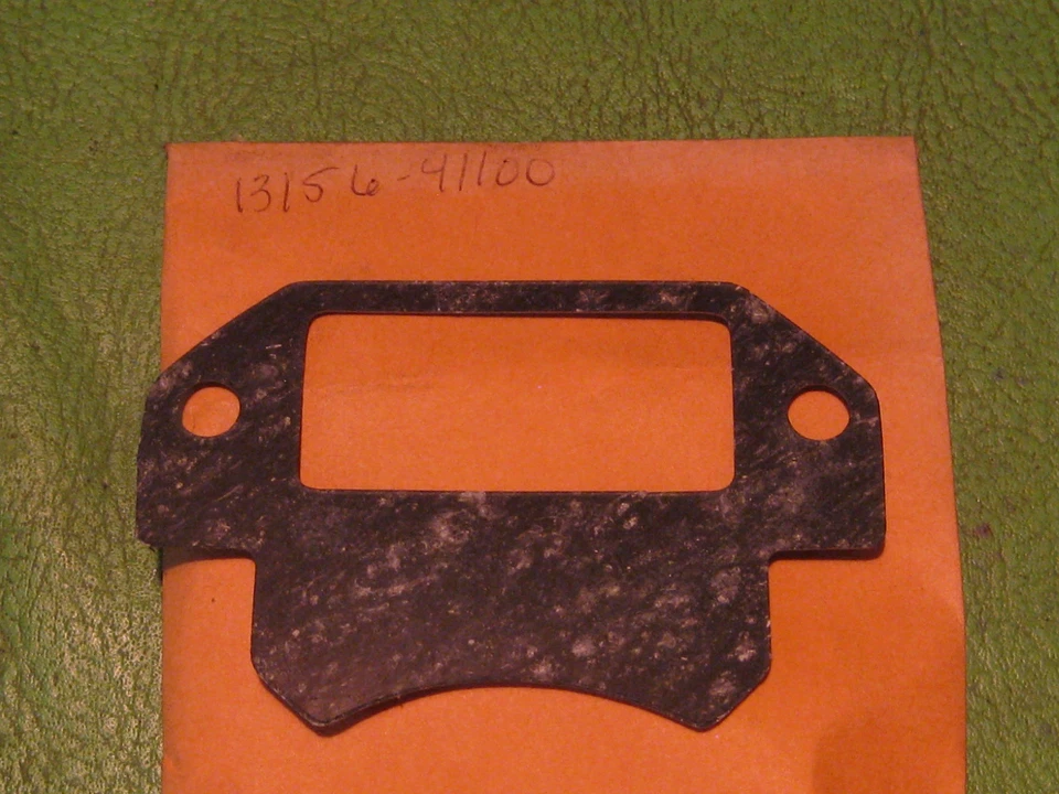 ПРОКЛАДКА ТРОСТНИКОВОГО КЛАПАНА SUZUKI RM370 400 TS250 RM100 RM125 TS185 ОТ ОРИГИНАЛЬНОГО ПРОИЗВОДИТЕЛЯ NO 13156-41100-H17 - Изображение 1 из 1