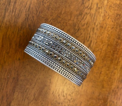 Brazalete brazalete Lucky Brand tono plata y oro estrás negro Foto 1 de 4