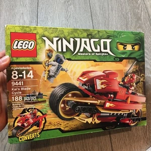 Neu im Karton LEGO NINJAGO: Meister des Spinjitzu Kais Klingenzyklus (9441) nicht mehr im Handel erhältlich 188 Teile - Bild 1 von 4