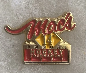 1991 MAC'S 14th AANUAL HOCKEY TOURNAMENT  Lapel Hat Pin - Foto 1 di 2