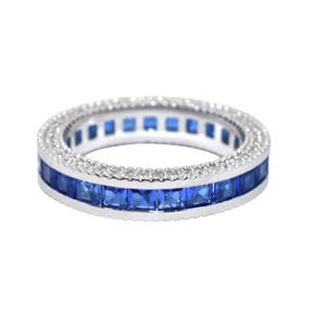 Anillo banda de eternidad de zafiro azul y diamantes de oro blanco de 14 quilates sobre canal princesa - Imagen 1 de 6