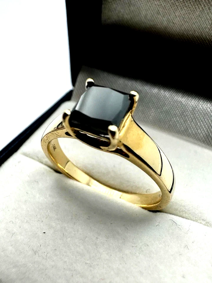 Anillo de compromiso de diamantes negros talla princesa creado en laboratorio de oro blanco de 14 quilates Foto 1 de 1