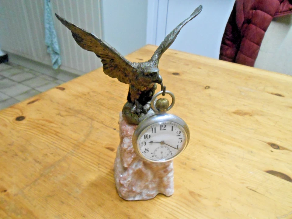 ANCIEN  AIGLE SUR SOCLE  PORTE  MONTRE GOUSSET - Photo 1/4