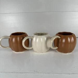 Lote de 3 tazas de gres en forma de calabaza West Elm 2 terracota 1 blanca 17 oz - Imagen 1 de 8