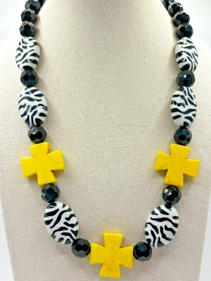Colar cruz quadrado pedra howlite amarelo com miçangas e estampa de zebra preto e branco - Imagem 1 de 4