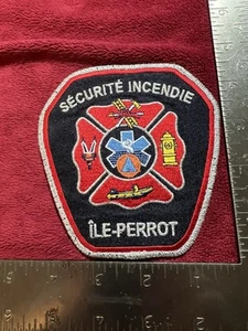 Parche de insignia uniforme obsoleto del Departamento de Bomberos de Ile-Perrot, Quebec, Canadá. - Imagen 1 de 2