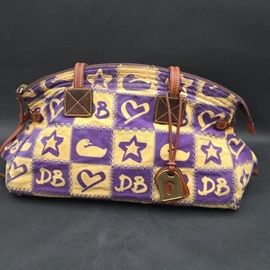 Dooney & Bourke Herz Entenmuster Umhängetasche Handtasche LILA GELB mit Anhänger - Bild 1 von 18