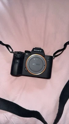 Sony Alpha 7 III ILCE-7M3 24,2MP Spiegellose Systemkamera  Schwarz (Nur Gehäuse) - Bild 1 von 3