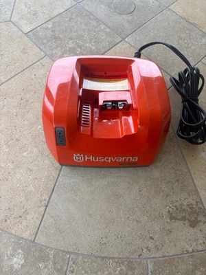 Husqvarna QC500 Battery Charger for Husqvarna Batteries (967091503) - Image 1 of 3