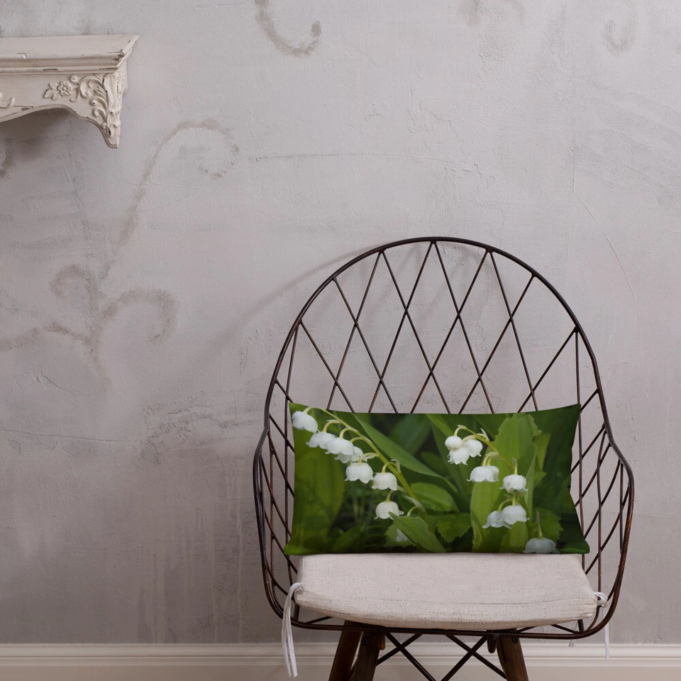 Almohada premium para decoración del hogar con temática de lirio del valle Foto 1 de 1