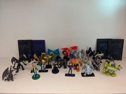 Lot of 25 Yu-Gi-Oh Takahashi Mini Figures w/4 Cards Cover