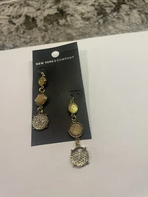 Pendientes largos colgantes New York & Company precio de venta sugerido por el fabricante $12,95 nuevos con etiquetas Foto 1 de 4