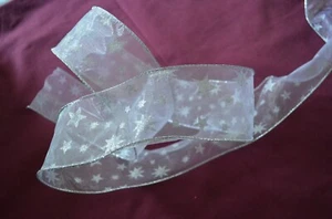 NUEVO ~ CINTA PLATA ESTRELLAS BRILLO 2-1/2" DE ANCHO/BORDE DE ALAMBRE 30 PIES/ 10 YARDAS. - Imagen 1 de 2