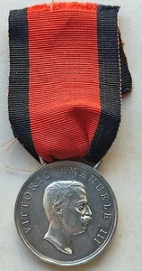 MEDAGLIA ARGENTO TERREMOTO 1915 VITTORIO EMANUELE III MOTTI INCISORE ZECCA REGNO - Picture 1 of 4