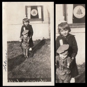 GLOCKE TELEFONSCHILD & MÄDCHEN mit WWI KOSTÜM SOLDAT PUPPE ~ 1920er VINTAGE FOTO - Bild 1 von 2