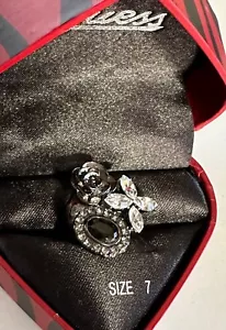 Nuevo con etiquetas Anillo de Ajuste de Estrás Transparente con Acabado de Pistola Guess, Talla 7 en Caja - Imagen 1 de 5