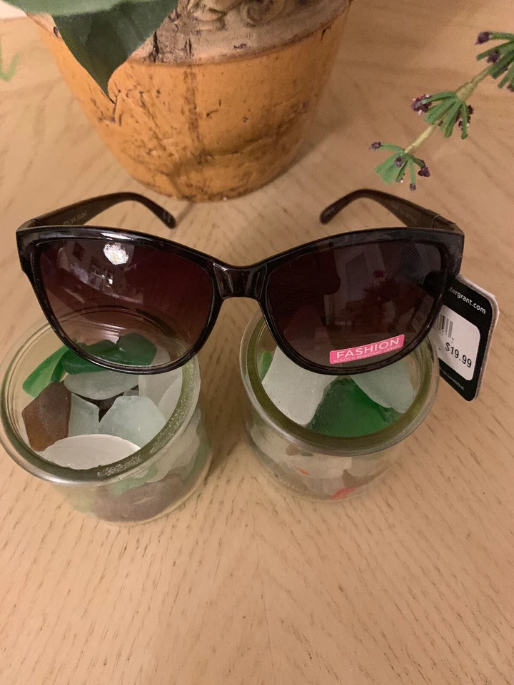 Dos gafas de sol para mujer de moda Foster Grant "FATE" con estampado de animales de vino 100 % UVA Foto 1 de 4