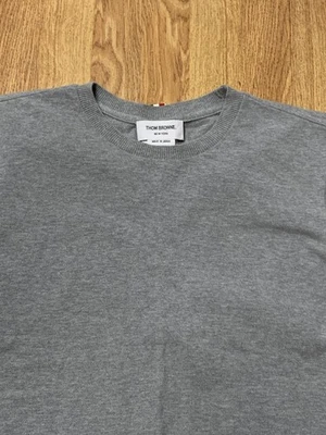 Camisa Pullover Thom Browne Para Hombres 4 Hecha en Japón Parche Tricolor a Rayas Cuello Redondo Foto 1 de 4