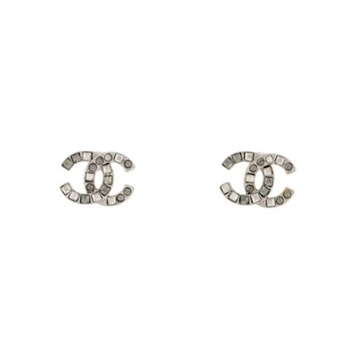 Aretes Chanel tono plata pedrería entrelazados CC Foto 1 de 4